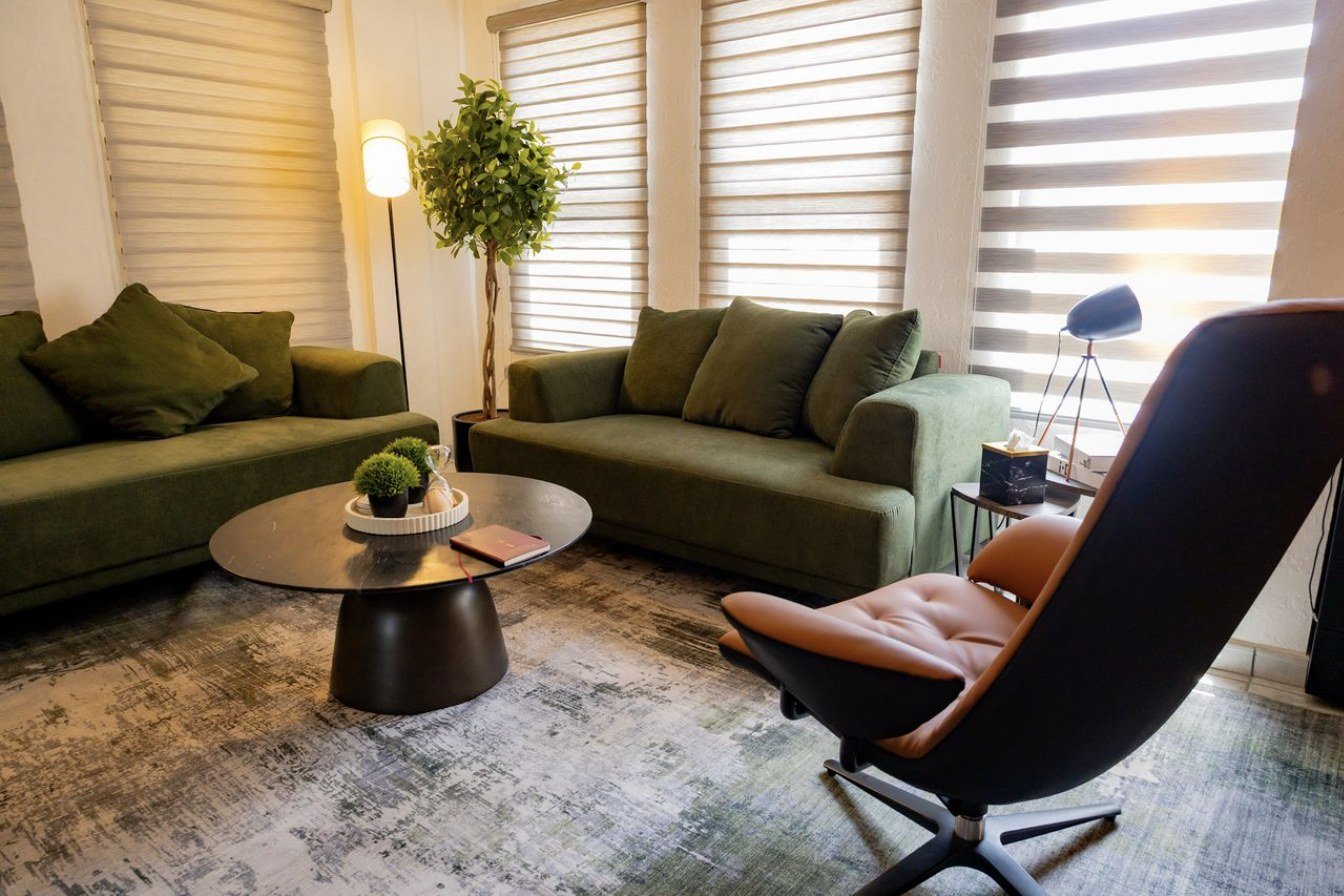 Sala del consultorio con sillones verdes