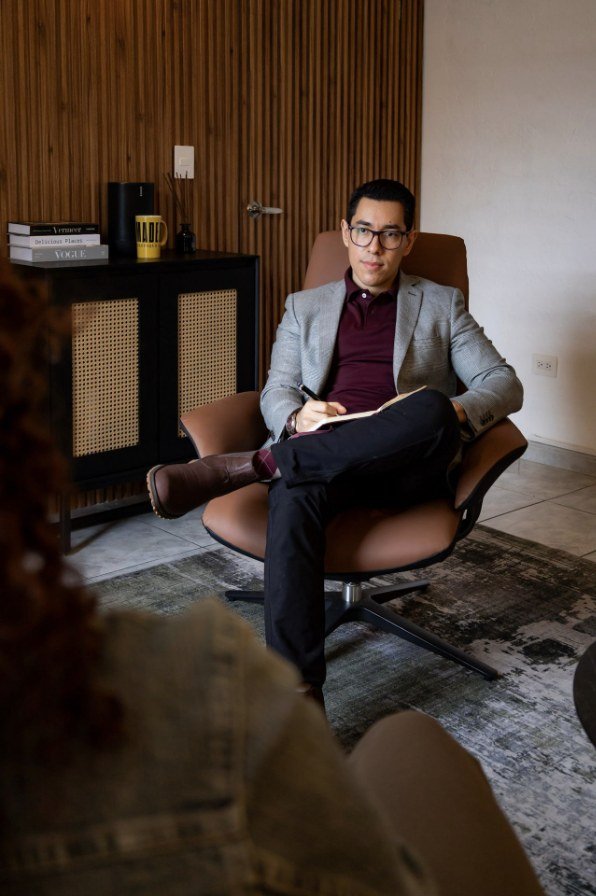 Dr. Manuel Jiménez durante una consulta