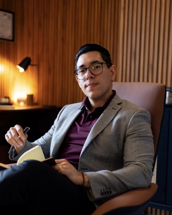 Dr. Manuel Alejandro Jiménez Pérez en su consultorio